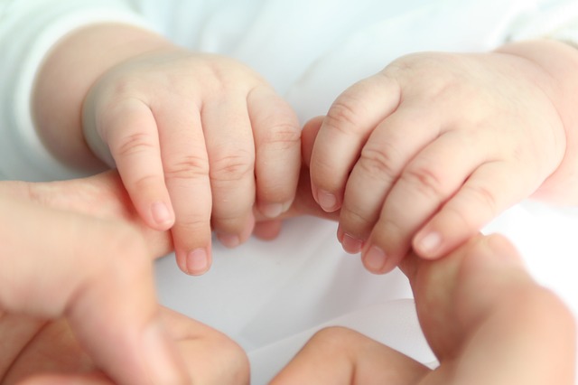 赤ちゃんの手と親の手